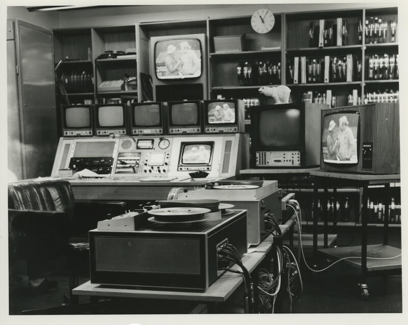Bilde av kontrollrom i TV-huset. Masse skjermer, og filmutstyr.