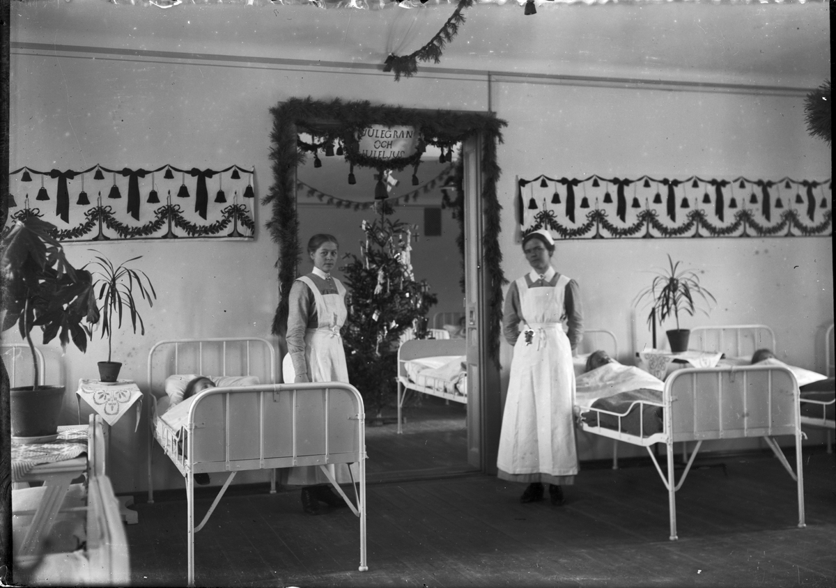 Sjukvårdspersonal i en juldekorerad sjuksal, Upsala hospital