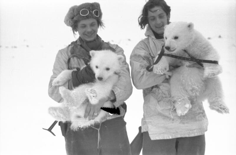 To tyske soldater som holder en isbjørnunge hver.