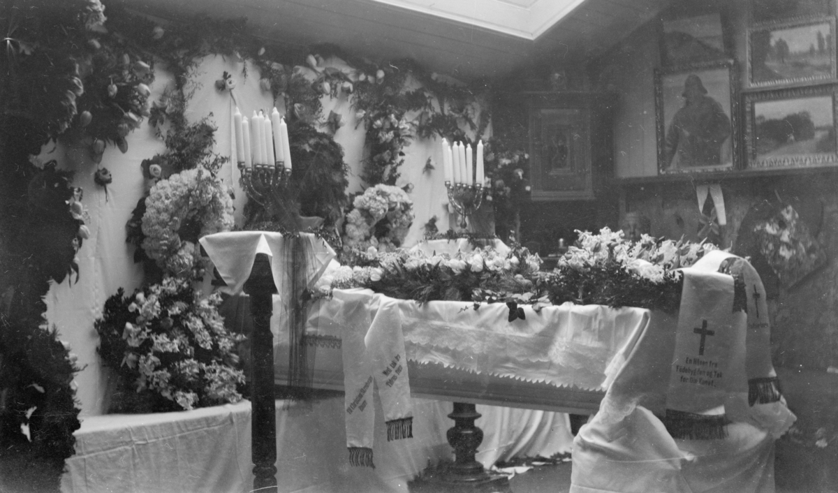 Christian Skredsvigs båre før begravelse i Eggedal kirke i januar 1924