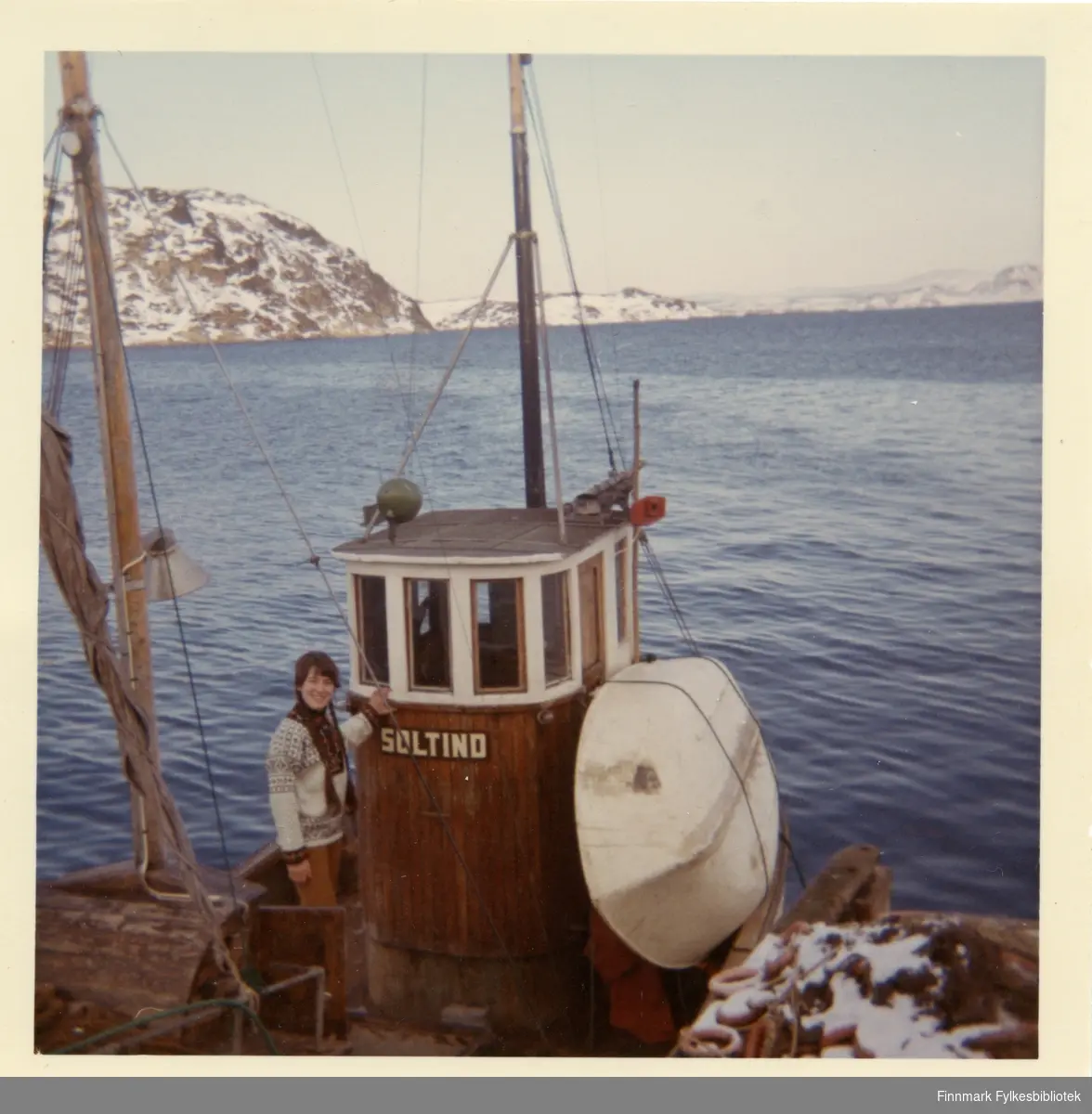 Inger Marie ombord på "Soltind". Dette er familien Olsens fiskebåt. Familiefar Albert døde sommeren 1966, bare 49 år gammel. Og etterpå var det sønnen Bjørnar som driftet båten.