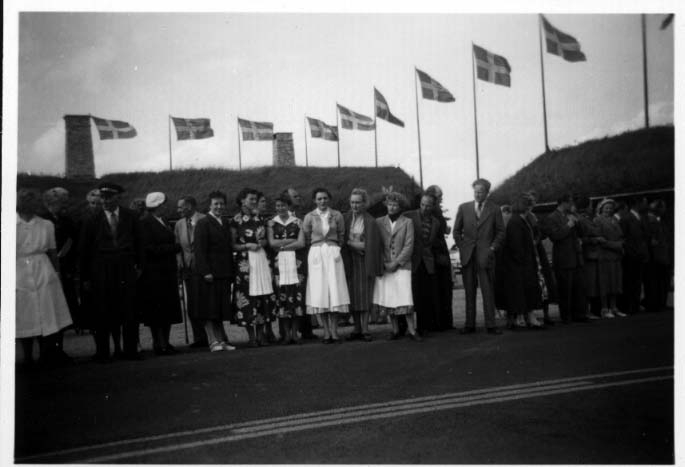 Personal med flera uppställda utanför Gyllene Uttern i väntan på kung Gustaf VI Adolf i samband med dennes Eriksgata. Flaggorna hissade.