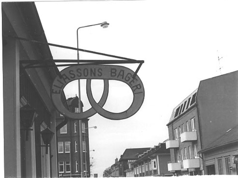 Butiksskylt i form av en kringla till Eliassons bageri i Varberg, kv Hattmakaren 3, Kyrkogatan.