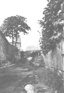 På tomten till höger byggs 1896 Bryggeri Falken.  Jämför bild 00163