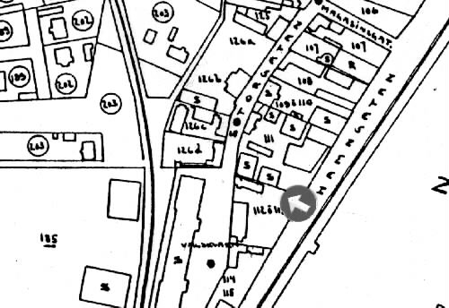 I bakgrunden ses f.d. Låset 2 (gatuhus och gårdshus) och längst till vänster f.d. Låset 3. (C.E.)  Jensens mejeri i "Turkiet" Sedermera C. F. Schutts. (A.S. album K 26, 312)