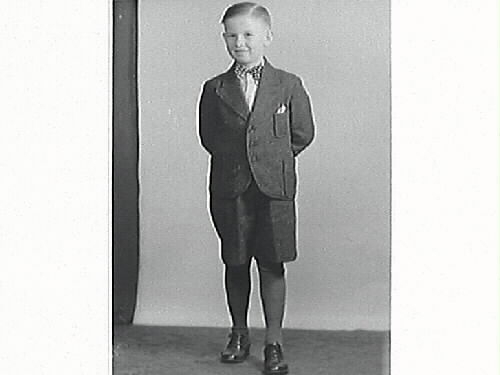 Pojkporträtt av gosse i prickig fluga. Stinsen Gustafsson beställde bilderna och är troligen pojkens far.