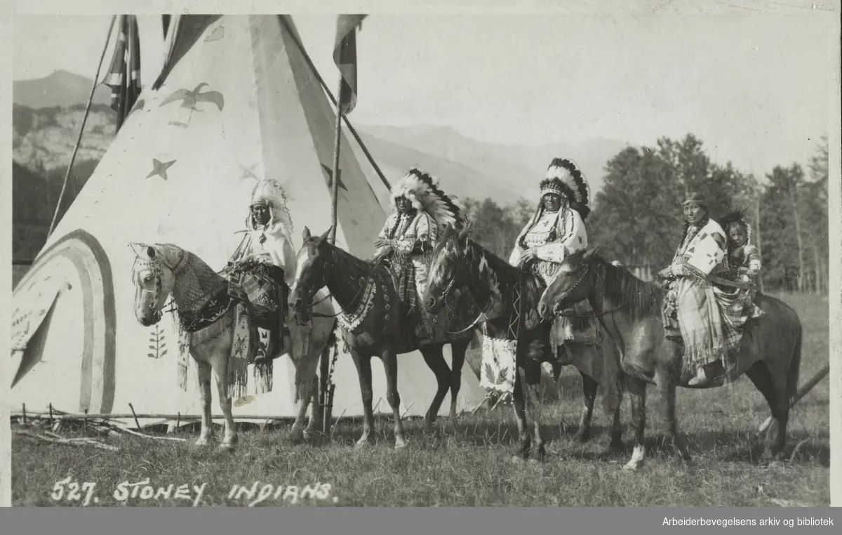 "Stoney Indians". Fotografert av Byron Harmon i Stoney-reservatet, øst for Banff i Canada, 1903 - 1920. Gruppen het egentlig Nakoda, og kom fra områdene rundt Alberta, Saskatchewan og Montana. Udatert postkort. Arbeidermagasinet