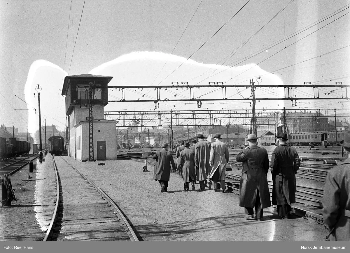 Elever på Jernbaneskolen 1940/1941, her underveis til stillverkshuset på Oslo Østbanestasjon