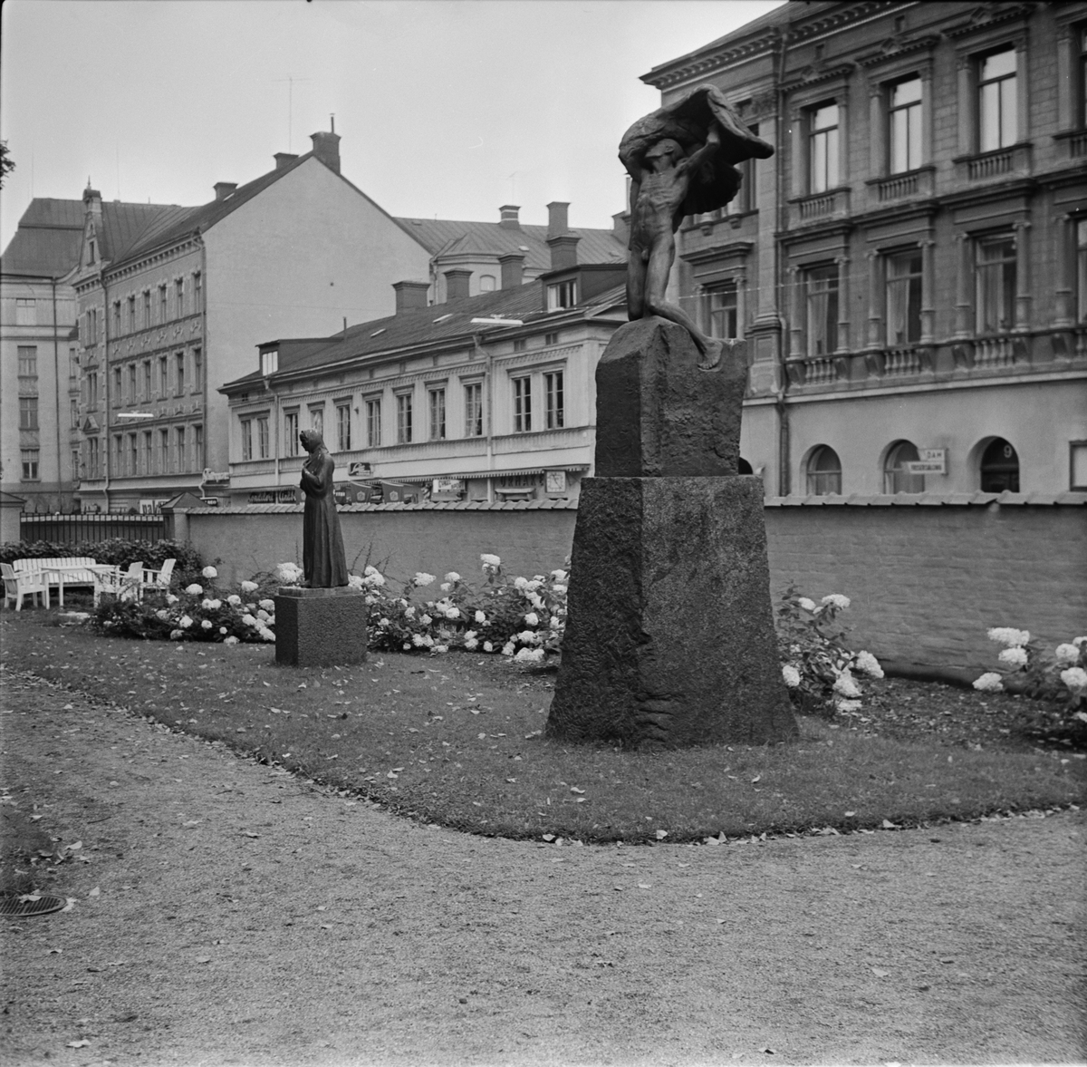 Statyerna Mor av Carl Eldh och Vingarna av Carl Milles vid Uplands Nation, S:t Larsgatan, Uppsala 1957