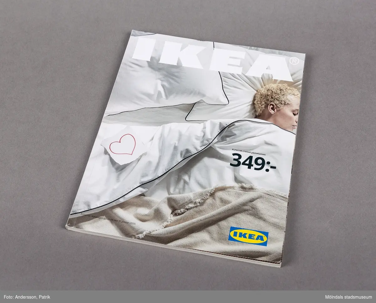 Katalogen: "IKEA   2020", utgiven runt augusti 2019 av Ikea.

Framsidan av katalogen föreställer en dubbelsäng med en sovande kvinna. På den tomma sidan av sängen ligger en teckning av ett hjärta. 
Det finns även tryckt text: "IKEA  
Priserna i katalogen gäller till den 31 januari 2020." tillsammans med IKEA-loggan i gult och blått.
Framsidan gör också reklam för KUNGSBLOMMA påslakanset 349kr.
Baksidan av katalogen gör reklam för EKOLN tvålpump 49kr. Texten: "Inter IKEA Systems B.V. 2019. SE Denna katalog gäller till och med 31 januari 2020. Vi reserverar oss för eventuella tryckfel och slutförsäljning. På IKEA.se finns aktuellt pris." finns också tryckt på baksidan.