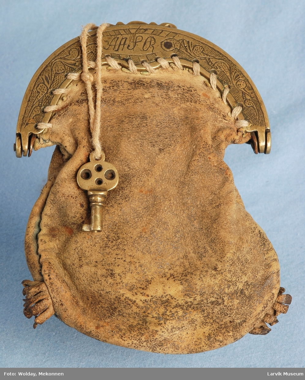 Form: skinnpung sydd til bøyle av messing med lås nøkkel medfølger i hyssing,enklet mønster
