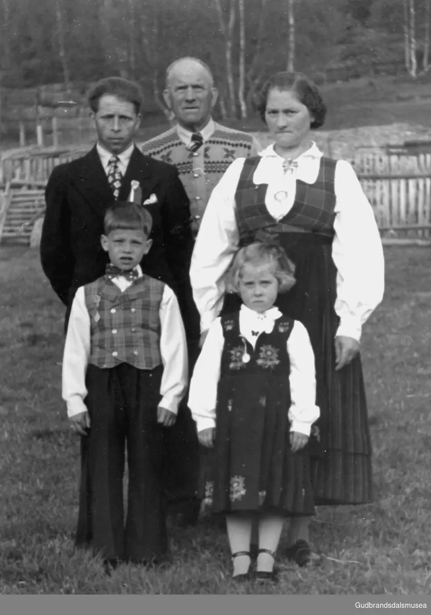 Bak f.v.: Kristen Jonsgard (f. 1918), Jon Bakken (f. 1885), Anne Jonsgard (f. Bakken 1911). 
Fremst: Nils Jonsgard Vangsbakken (f. 1946) og Else Jonsgard (f. 1948 g. Storhjørren)