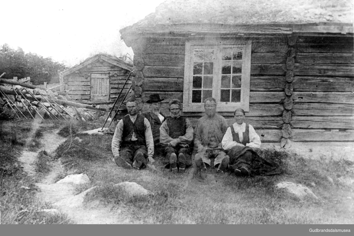 I Gjeiloshagen før 1910 - Sylfest Maurstad var smed, sjå alle ljåane i bakgrunnen