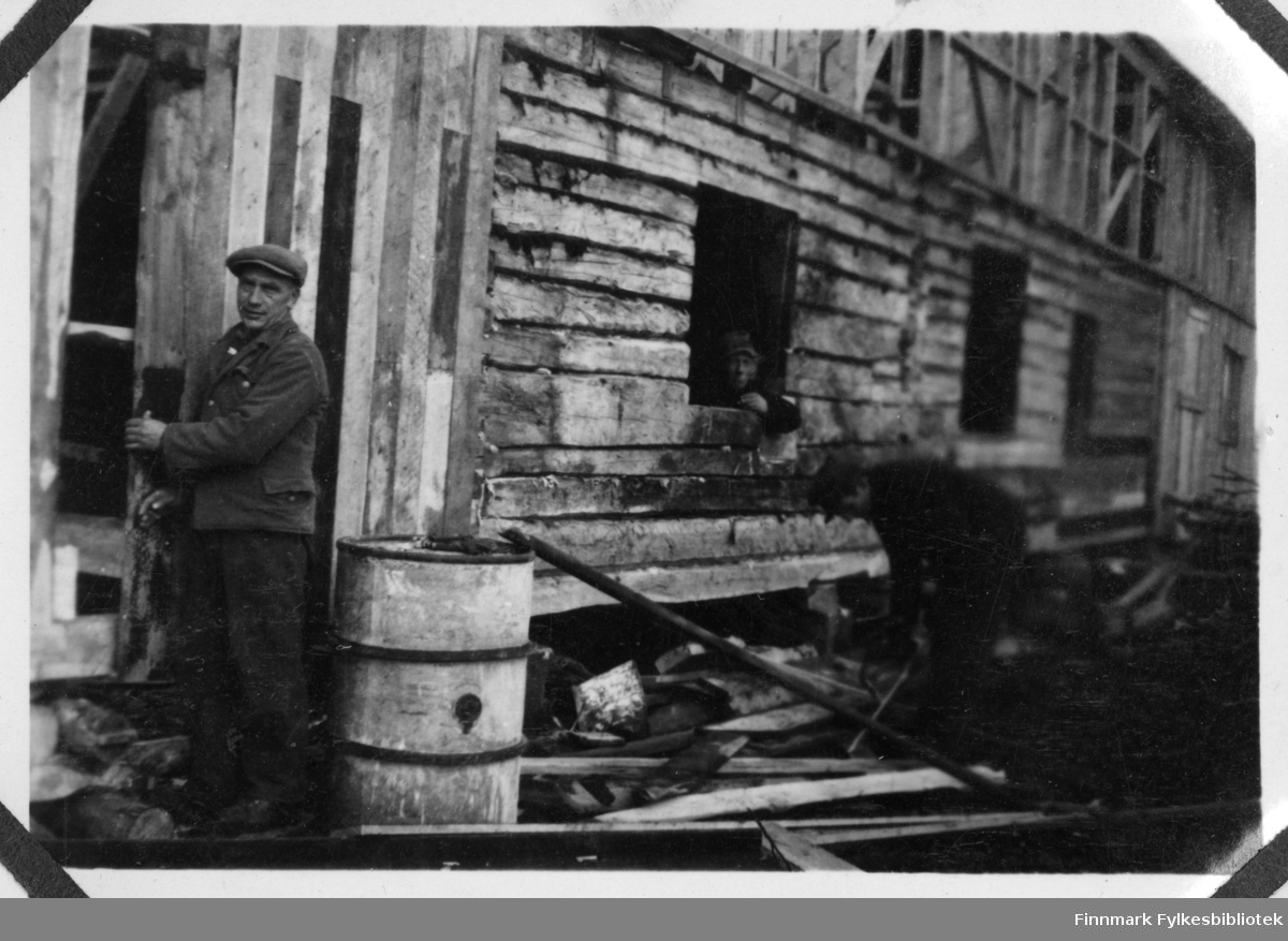 Tre menn på arbeid på Løvli, Pasvikdalen, 1947. Mannen i forgrunnen heter muligens Franger (?)