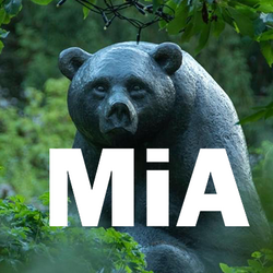 Foto av en bjørnestatue med teksten MiA lagt oppå.