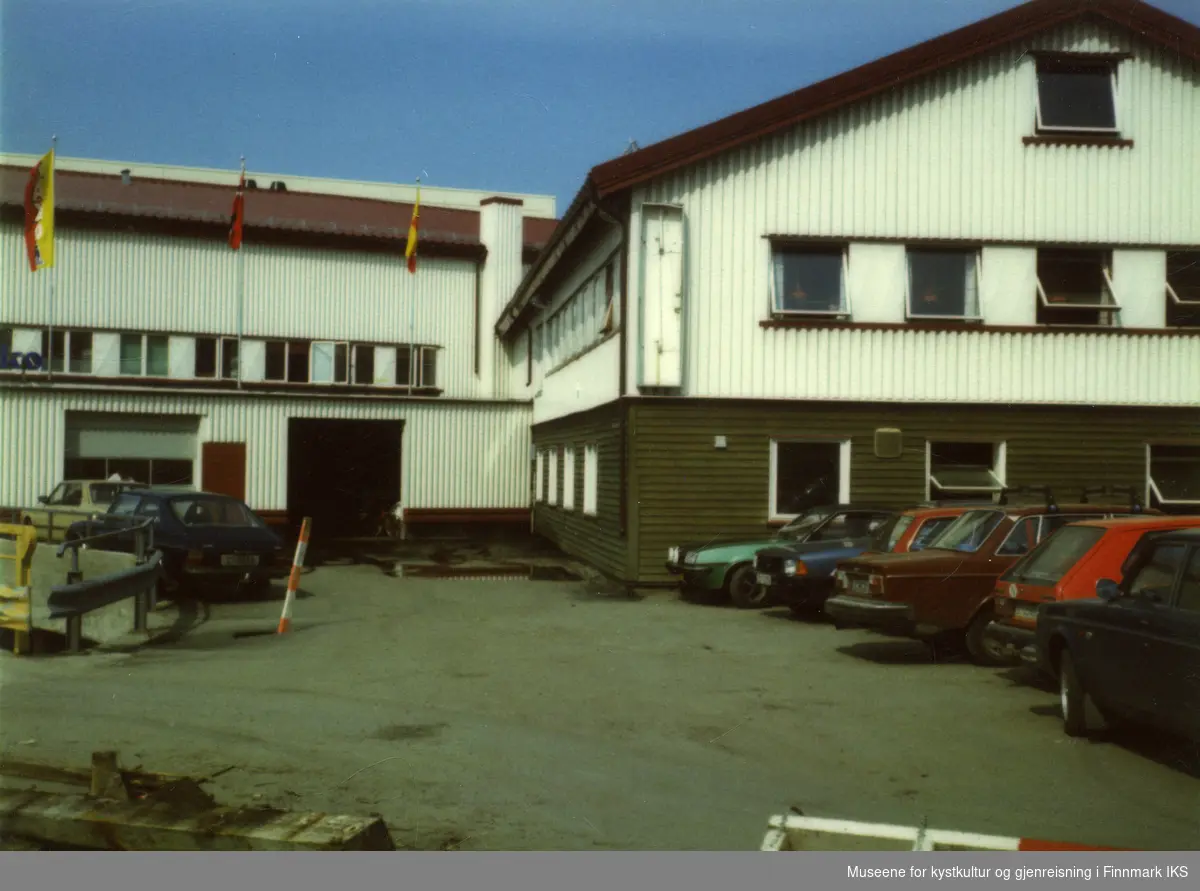 Honningsvåg. Fiskeriveien med HÅKO-bygget og Kafé Corner. Sommeren 1985.