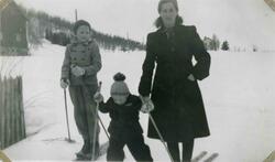 En kvinne og to barn på ski. Tekst i album: Grethe på påsket