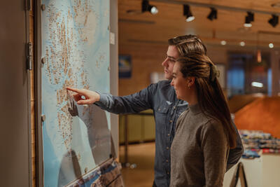 Bildet viser et par som studerer kart over Svalbard