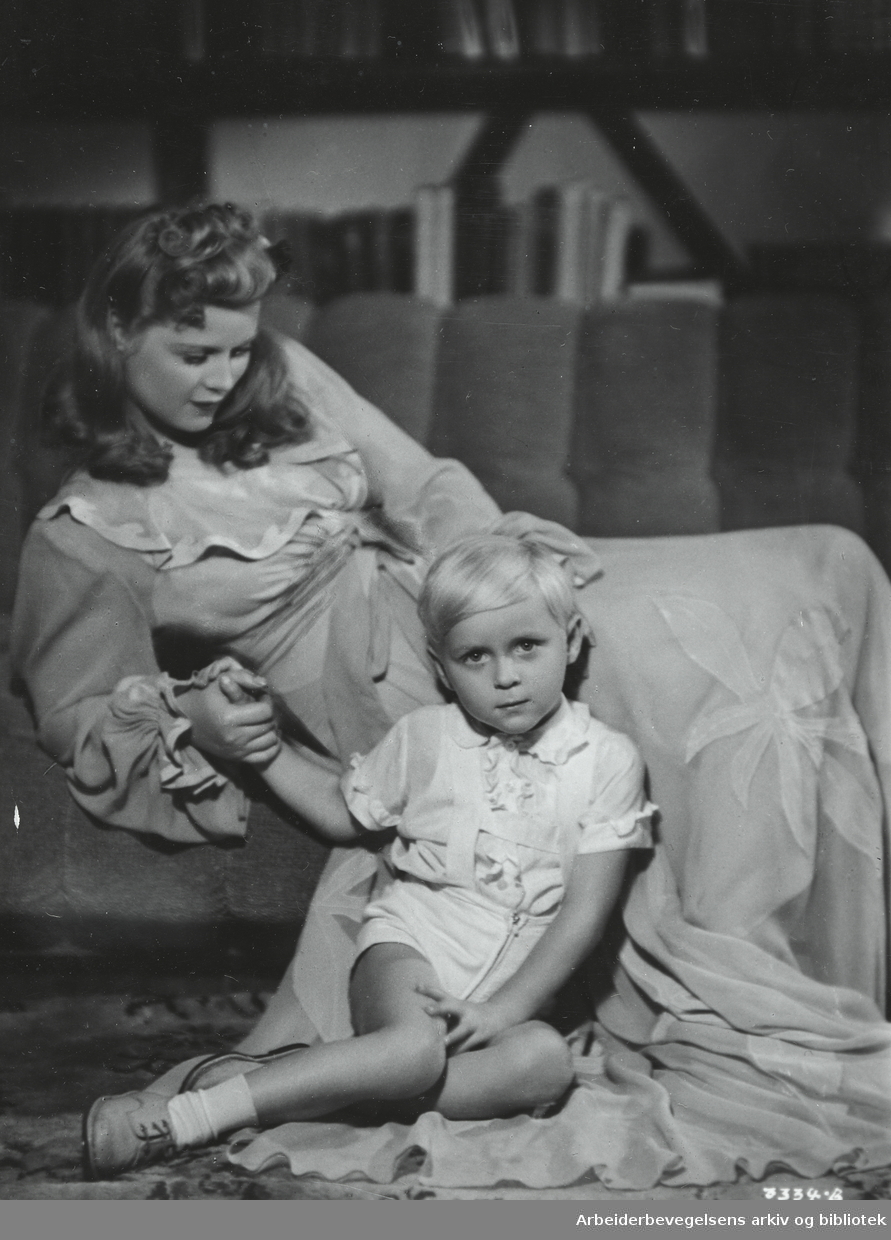 Skuespiller Kristina Söderbaum og hennes sønn, senere filmregissør, Kristian Veit Harlan. Udatert. Begynnelsen av 1940-tallet. Arbeidermagasinet/Magasinet for Alle