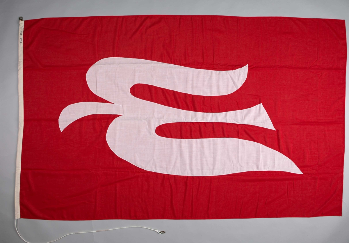 Rederiflagg for Royal Viking Line.  Rektangulært flagg med rød bunn og påsydd logo for rederiet. Med tau og opphengskrok.