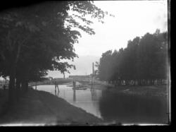 Bro over kanalen i Horten. Trær på begge siden av vannet.