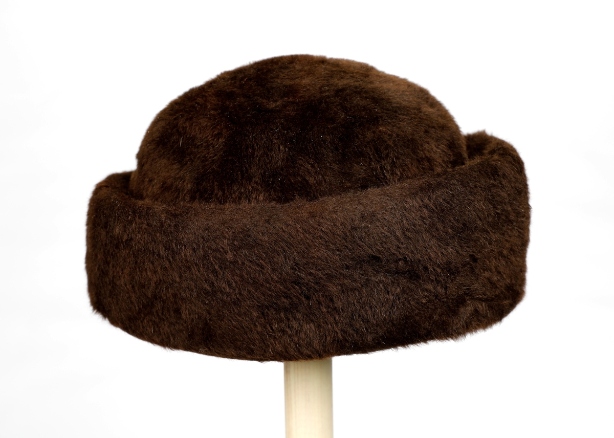 Brun hatt etter Gunda Flobak (f.1896, død 1970-tallet). Også brukt av Augusta Sandberg, som var datteren til Gunda. Den har en myk flosset utside og filt på innsiden.