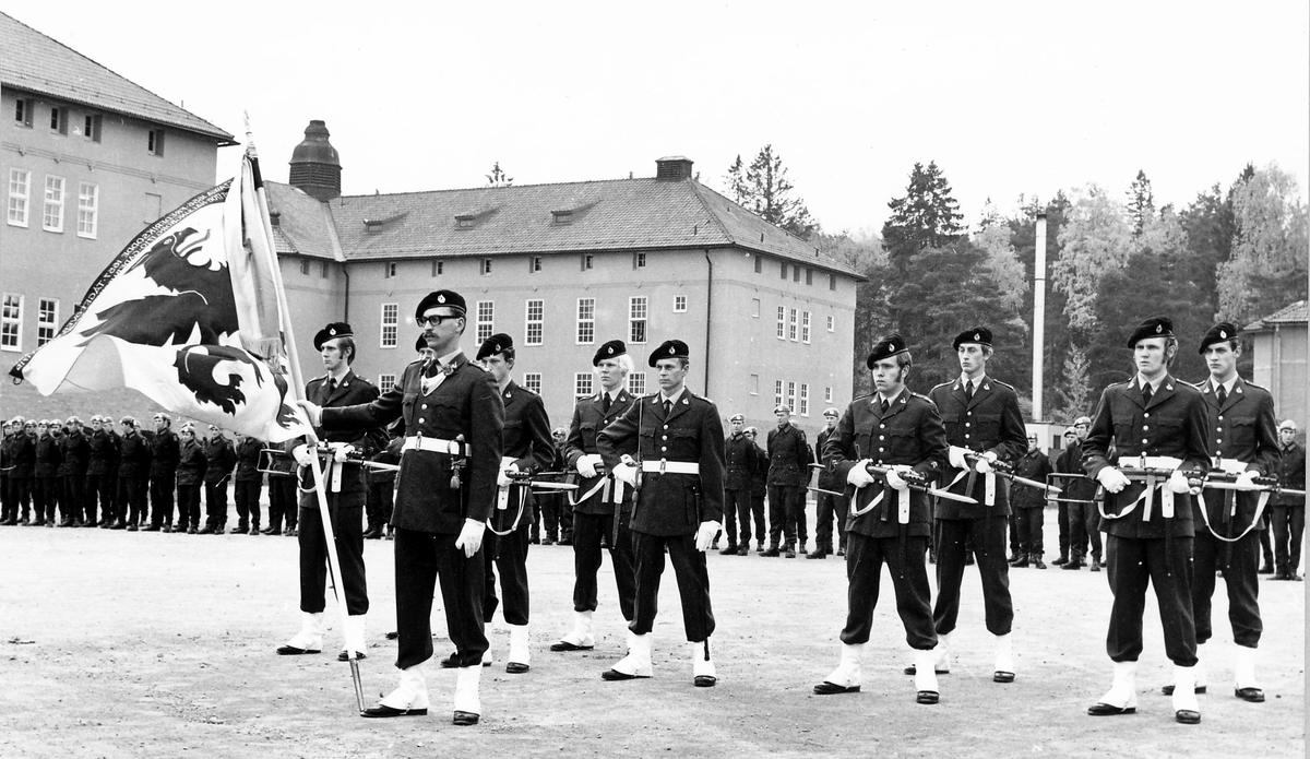 Kaserngården, 1969

FN bataljon 43C inspekteras av arméchefen vid P 10 1969-10-17.

Bild 1 Fanvakt ur FN bataljonen

Bild 2 Fanvakt ur P 10. Fanförare löjtnant Bill Nyman 2.e fanförare fanjunkare Kent Ekman