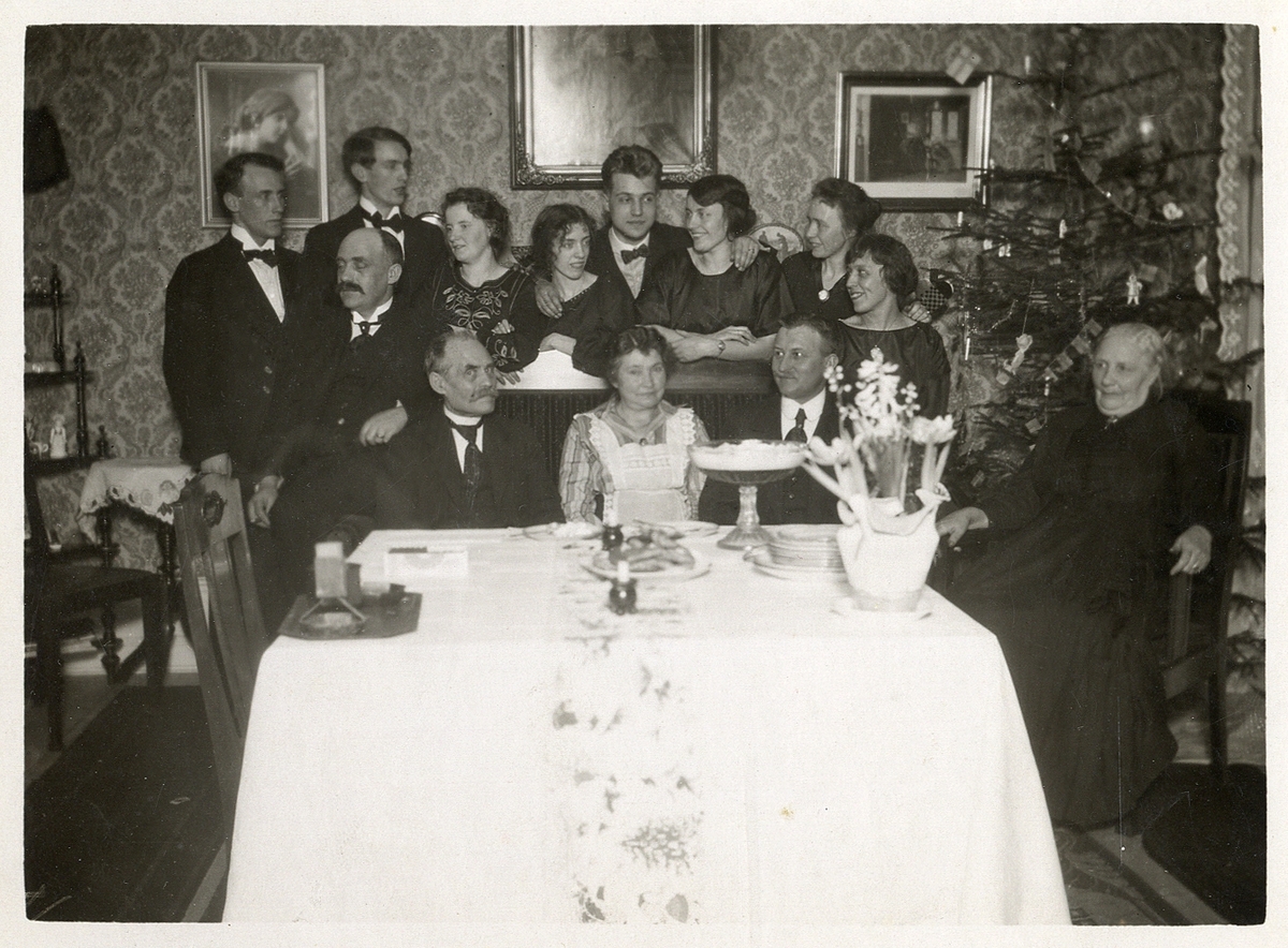 Julkalas hos familjen Åström i Norrköping, ca 1925.
Fr.v. (övre raden): Edvin Å., Johan Å., Gustaf Å., Ingeborg Å., Saidi Å., okänd, Selma Å., Ida Å., Anna Å..
Nedre raden fr. v.: skräddarmästare Hans Åström, okänd, okänd, fru Anna Å..