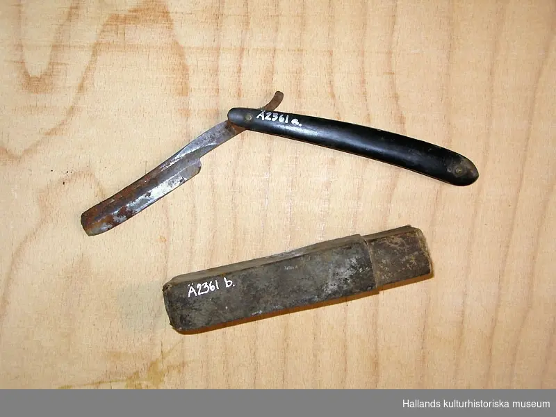 Rakkniv med etui av papp med två fack. Kniven av metall med skaft eller handtag av ben eller horn.