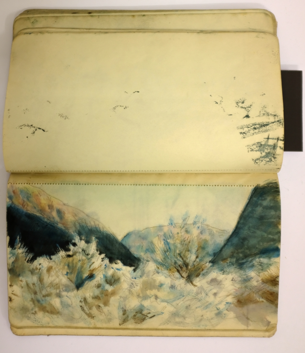 Mørkebrun skissebok [Tegning]