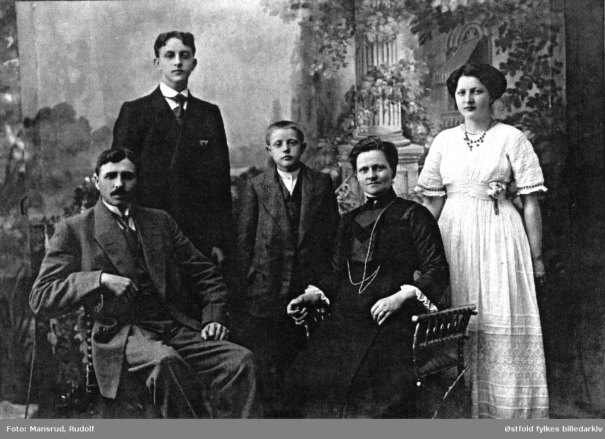 Ukjent familiegruppe hos fotografen, ant. tatt etter 1910. Giver mener kvinnen i lys kjole kanskje er Jensine  Mandsrud.
