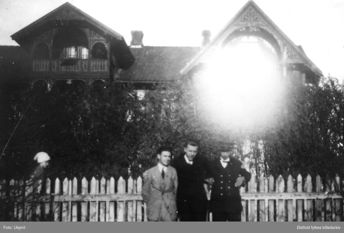 Sveitservillaen "Kaupang" i Mysen fotografert fra hagen i Christianslund, etter 1934. Også utsnitt.
 Fra venstre: ant. Oscar Hauge, til høyre John B. Gautestad, uniform som jernbaneekspeditør (var telegrafist på jernbanen).