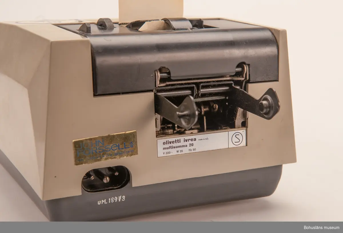 Räknemaskin av märket Olivetti ivrea multisumma 20, italiensktillverkad
Saluförd av John Forsell AB. Udevalla. Sladd finns och följer med.
Maskinen har använts på Uddevalla Museum.