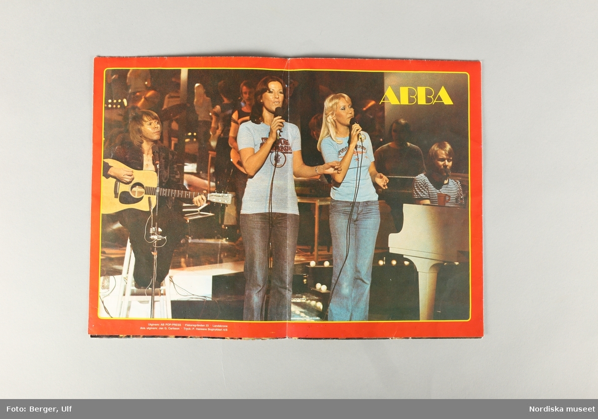 Hopvikbar tidningsaffisch med popgruppen ABBA.