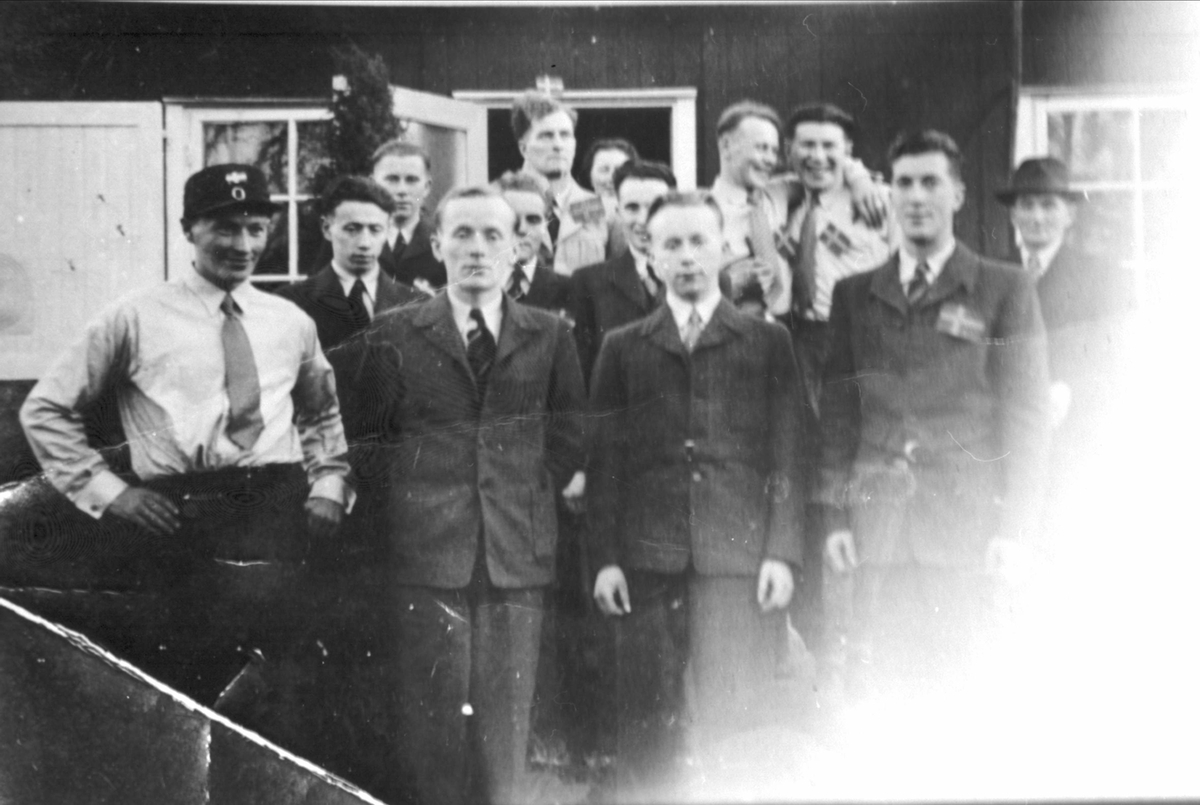 Gruppebilde av menn foran en bygning i Sverige under andre verdenskrig.