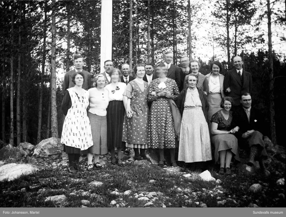 Gruppbild i en skogsbacke i Sörfors med bland andra syskonen Gustaf Persson, Märta Johansson, Sigrid Persson och Johanna "Hanna" Johansson samt längst upp till höger Ingeborg Muhr och Idor Nilsson.