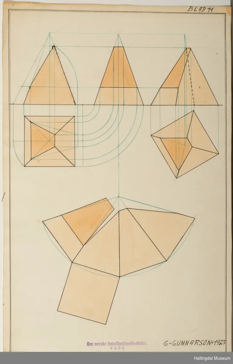 Et akvarell-type-papir med påtegnet forskjellige geometriske figurer tegnet og skrevet i sort og grønt blekk, malt med en oransjefarge. Merket med "Blad 11".