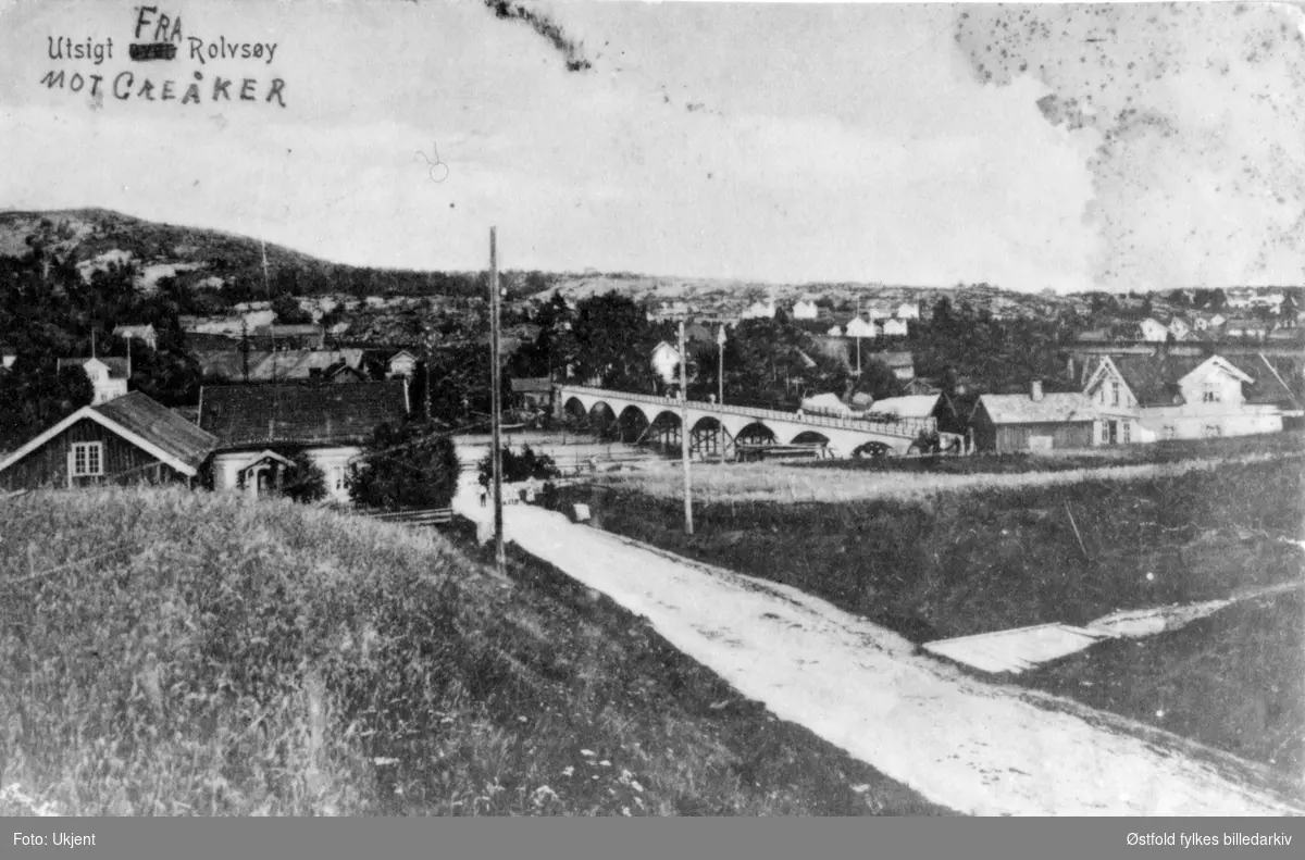Rolvsøysund bru, utsikt fra Rolvsøy mot Greåker. Ca. 1905-10. 
Tittel på postkort: "Utsigt mot Rolvsøy", rettet til "Utsigt fra Rolvsøy mot Greåker".