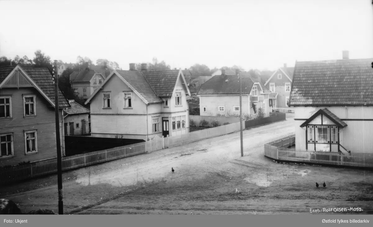Skarmyra i Moss ca. 1915. Huset på høyre side Herfordtsgate 1. Åpen plass høyre side ble bebygget i 1927 - hjørnegård- Herfordtsgate -Fjellveien 6. Postkort.