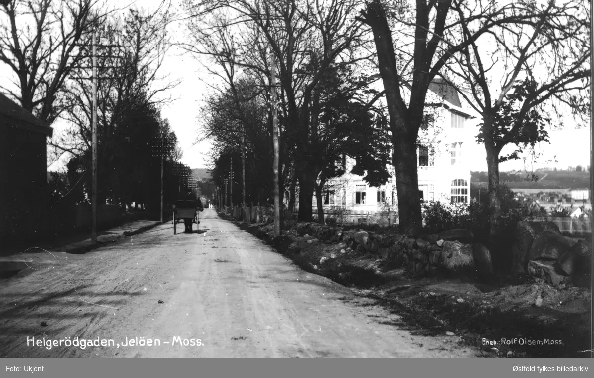 Helgerødgaten, Jeløy i Moss, ca. 1915 sett nedover gaten mot øst fra ca. Helgerød gård. Postkort.