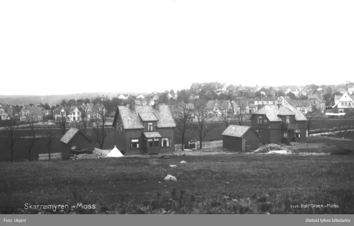Skarmyra i Moss 1912. Huset til venstre er Høienhaldgaten 25, huset til høyre nr. 27. Nå Høienhaldgata - Rich. Olsensvei.  Øvre gate bak nr. 27. Ennå ikke ført fram til Høienhaldgata. Tatt ca. 1912.".