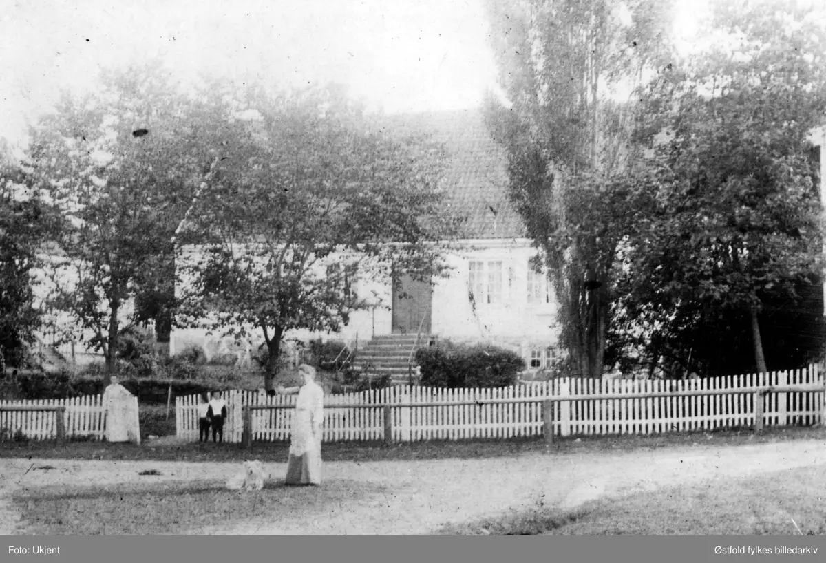 Skjeberg prestegård, to ukjente kvinner og to barn i forgrunnen. Uvisst ...