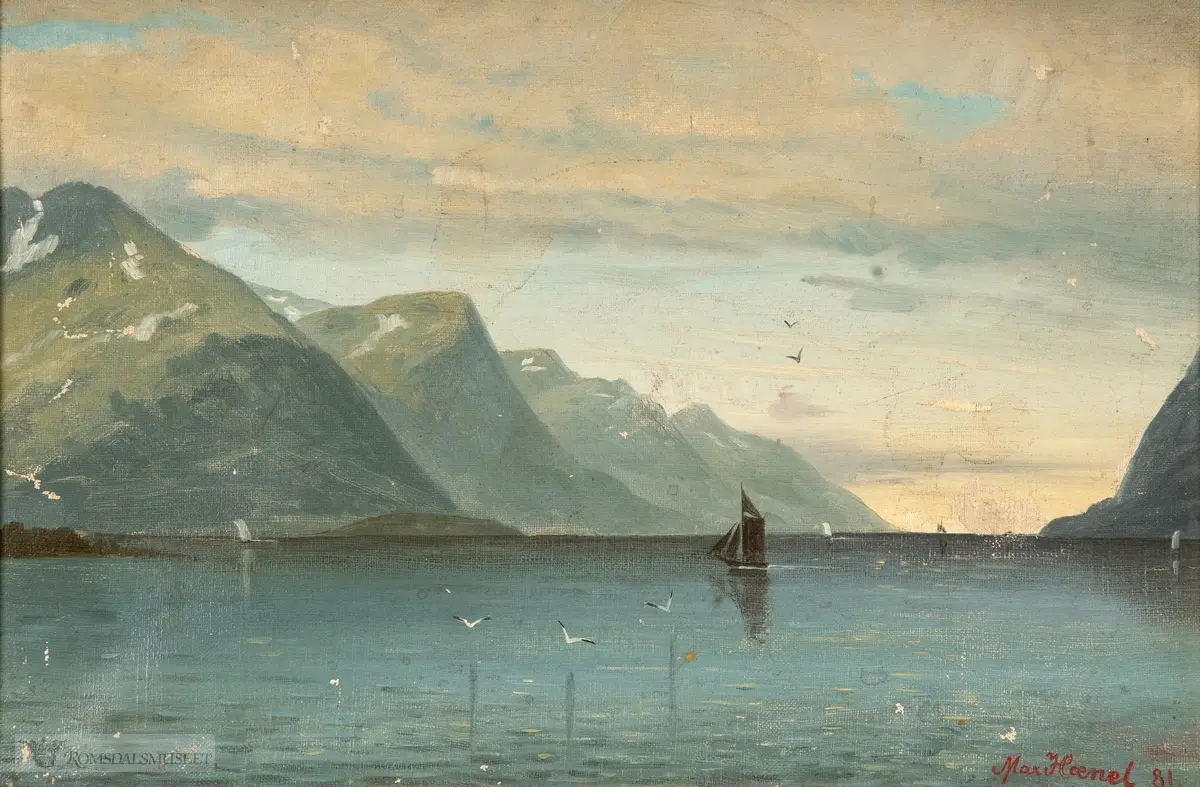 "Gapet" ytterst i Moldefjorden med Tautra og fjellene i Tomrefjorden til venstre. En liten seilbåt sentralt i bildet.