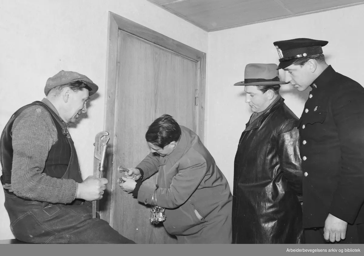 Oppgjørskontoret, politi og låsesmed bryter seg inn i en rekvirert leilighet på Majorstua i Oslo. Desember 1946.