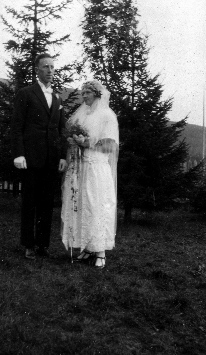 Brudeparet Hjalmar og Ingeborg Helgesen. Bryllupet sto 19.09.1924.