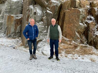 Torkel Thime fra bergindustriarkivet og Erik Joa fra Norge Mineraler AS ved Øgrey-demningen ved Teksevannet, Helleland.