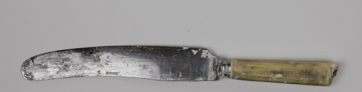 Spisekniv brukt av Nils Aas. Aas skal ha brukt den til arbeid med modellering. Det er rester av gips på knivbladet og på håndtaket. Håndtaket er knekt. 