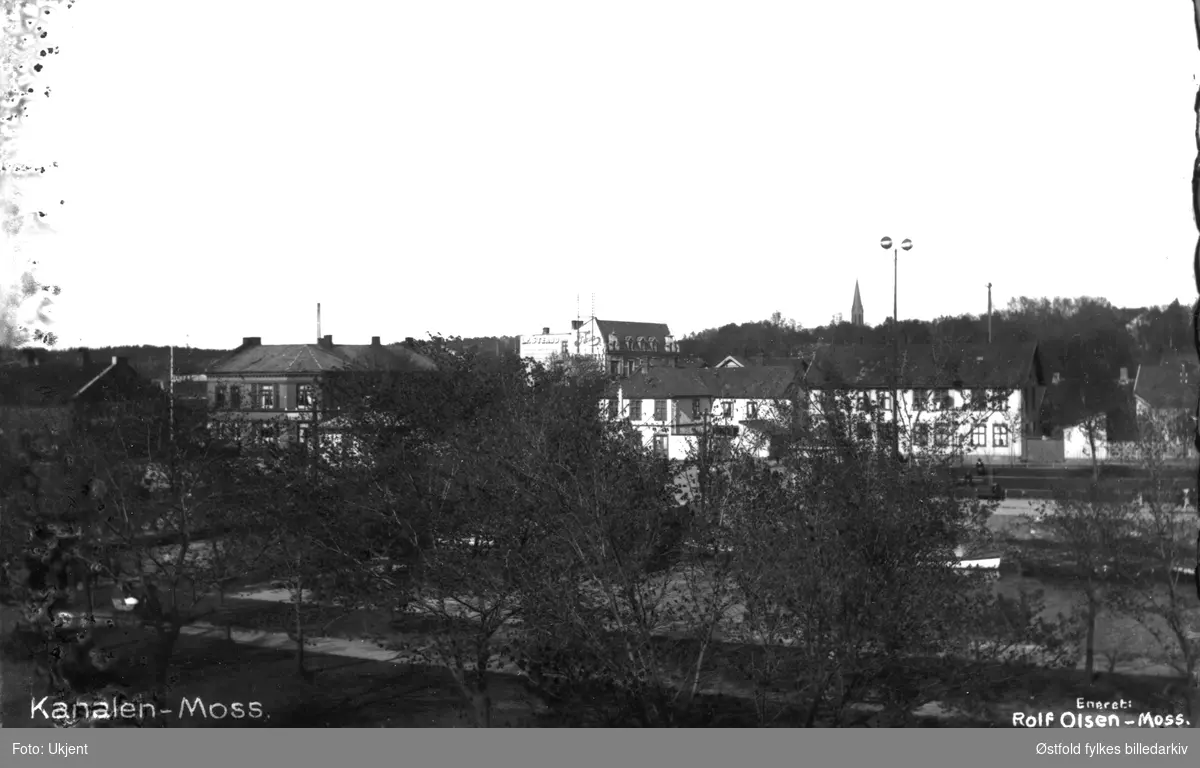 Kanalen i Moss ca. 1920. Tollboden helt til venstre. Grand Hotel i midten bak. Postkort.