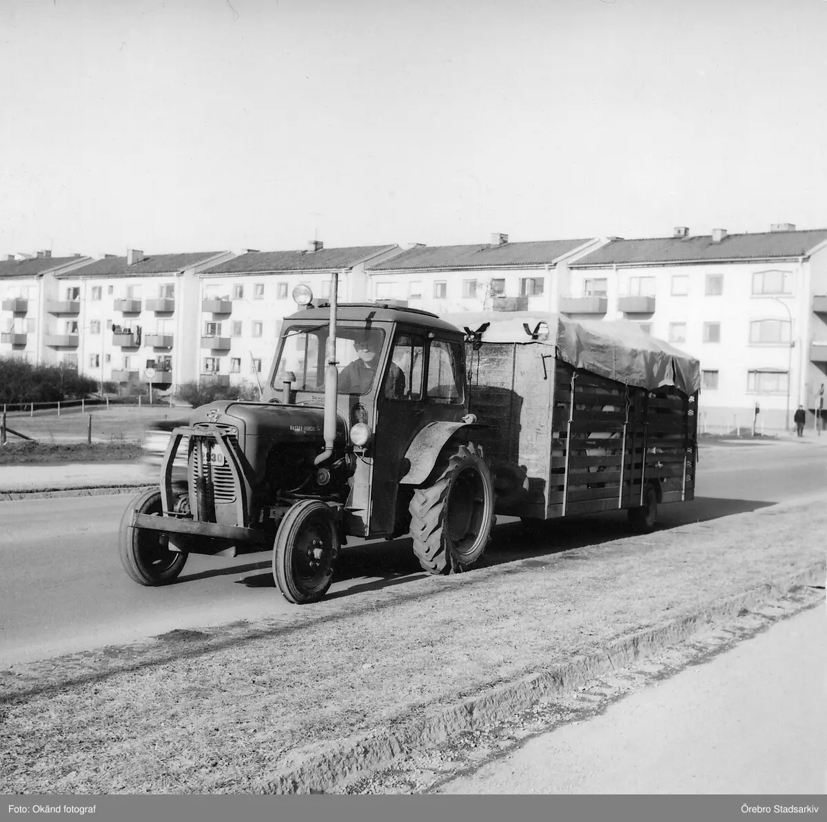 traktor-p-hagagatan-1950-tal-rebro-stadsarkiv-digitaltmuseum