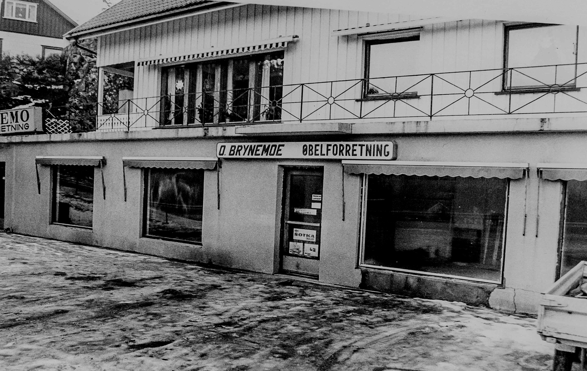 Ottar Brynemo drev Møbelforretning ved Årøsvingen. På 1970-tallet solgte han brukte møbler. 1980-tallet